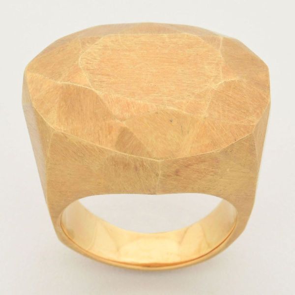 H STERN - Anel Power Ring, em ouro amarelo 18 k, em formato assimétrico e escultural, com lapidação facetada, imitando uma pedra preciosa bruta, em parceria com a stilista Diane von Furstenberg. Apres