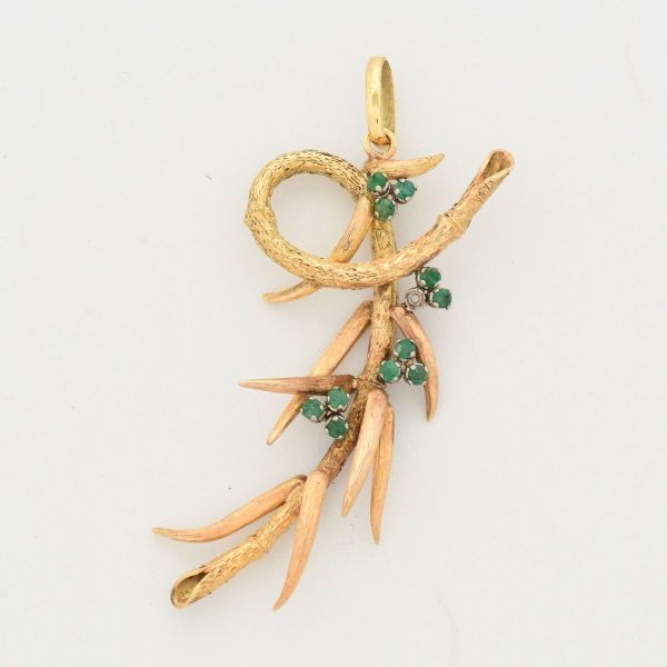 Broche em ouro amarelo 18 k, vintage, apresentando um design botânico texturizado de folhas e galho, tendo em sua parte principal, quatro módulos contendo tres pequenas esmeraldas, cada (ausência de u