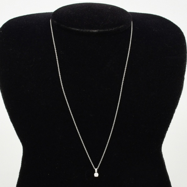H STERN - Colar em ouro branco 18 k, modelo ponto de luz, com diamante de aproximadamente 0,10 ct e corrente delicada em mini elos interligados, com fecho lagosta. Comprimento aproximado 41 cm. Peso t
