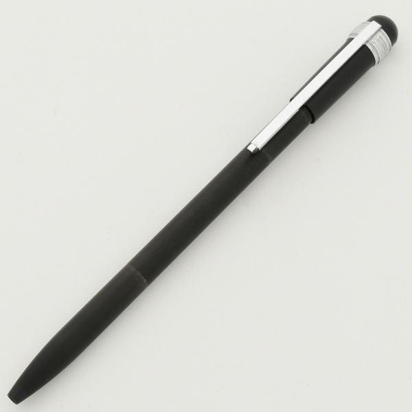MONTBLANC SCENIUM - Caneta esferigráfica, em resina preciosa na cor preta fosca (Matte Black), com design minimalista, corpo metálico e extra fino e acabamento fosco. Anel de acabamento platinado com