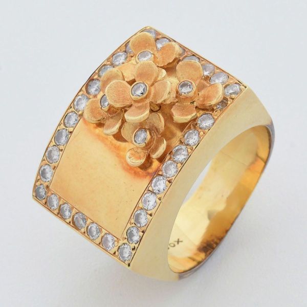 VANCOX - Anel retangular estruturado em ouro amarelo 18 k, estilo cocktail ou sinete, adornado com um buquê de flores em relevo, cravejado com pequenos diamantes, cercada por uma moldura inteiramente
