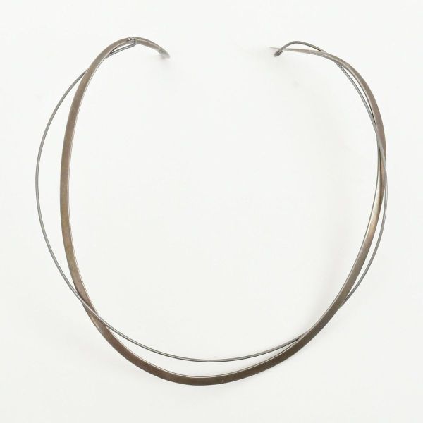 Conjunto contendo duas gargantilhas, modelo choker em aro rígido, sendo uma em modelo chapado medindo 13,1 x 10,5 cm e outra em modelo liso com pontas arredondadas, fechando no pescoço, medindo 11,0 x