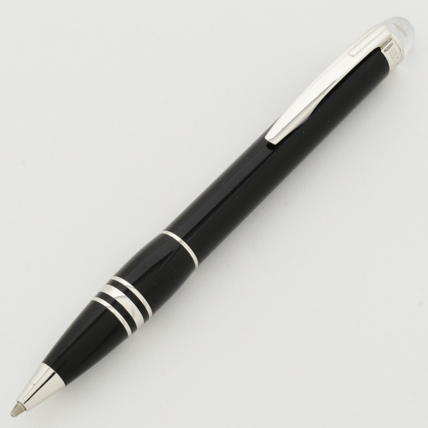 MONTBLANC PR228544 - Lapiseira com mecanismo de torção, em resina preciosa na cor preta, clip, aneleiras e ponteira, revestidas em platina. Número de série no canto superior do clip. Ausência de grafi