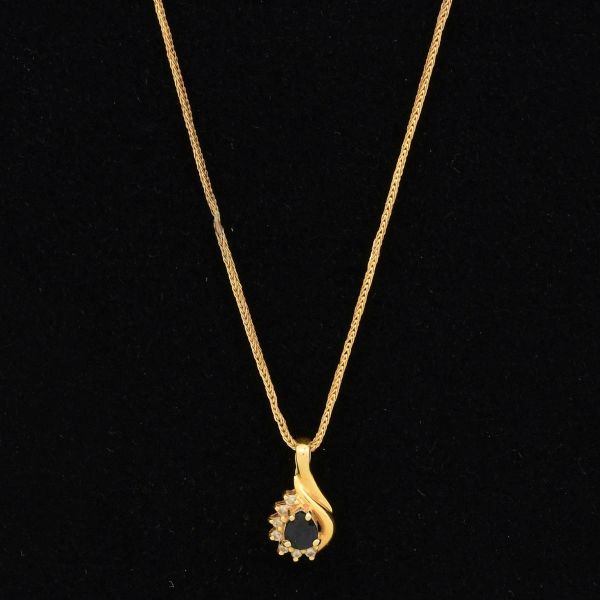 H Stern - Pingente em ouro amarelo 18 k, decorado com safira central, ladeada com mini diamantes, medindo 15 x 0,8 mm. Acompanha corrente igualmente em ouro amarelo 18 k, medindo 45,0 cm de compriment