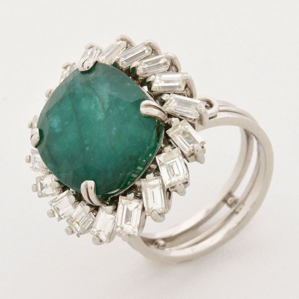 Anel clássico com esmeralda central, de aprox. 17 x 14 mm, circundada com 18 diamantes de lapidação baguete, de aprox. 0,11 ct cada, em modelo chuveiro, montado em platina. Aro 18. Peso total 13,2 g.