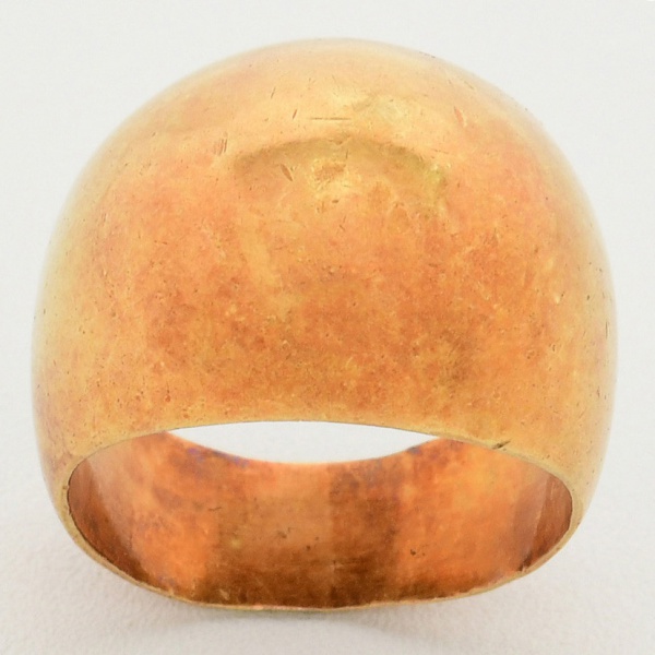 Anel em ouro amarelo 18 k 720, modelo abaulado, também chamado de "Dome Ring", caracterizado por seu design robusto, formato convexo e acabamento polido. (Aro com pequeno amassado). Aro 6. Peso 6,2 g.