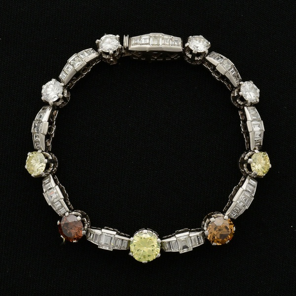 Fantástica pulseira de platina, contendo cinquenta e quatro (54) diamantes, sendo 09 de lapidações redonda brilhante e old european, dos quais 03 gem pesos unitários estimados em aprox. 1,35 ct; 1,50