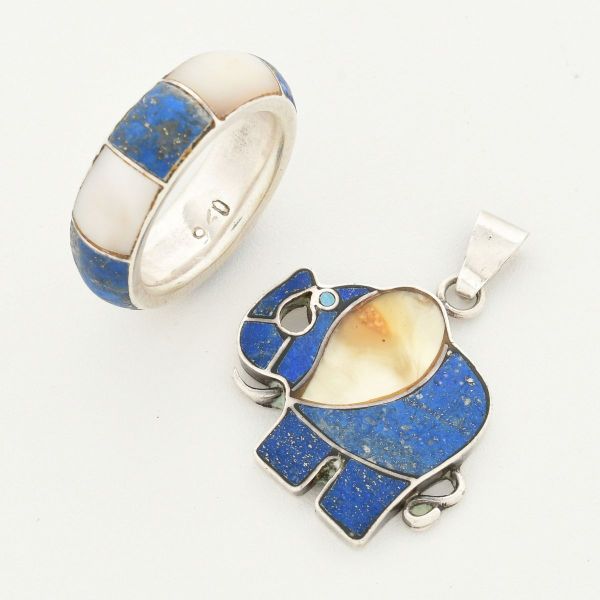 Conjunto em prata, contendo um anel e um pendente, decorados com lápis lázuli e madrepérola, sendo o anel aro 15/16 e o pendente em formato de elefante, medindo 3,0 x 2,3 cm. Peso total 9,1 g.
