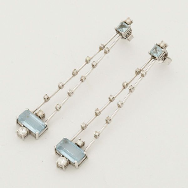 Par de brincos em ouro branco 18 k, decorados por 26 pequenos diamantes de aproximadamente 0,01 a 0,20 ct e quatro águas marinhas de aprox 0,46 a 2,0 ct. Comprimento 7,0 cm. Peso total 10,9 g.