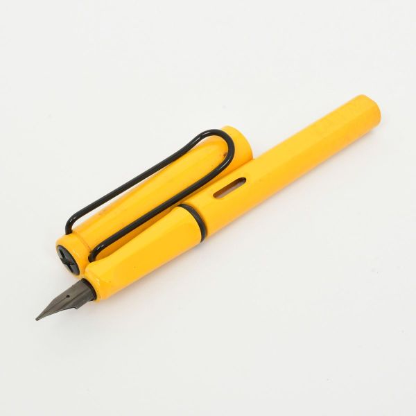 LAMY SAFARI - Caneta tinteiro confeccionada em plástico ABS resisente e leve, na cor amarela. Clip em metal flexível emformato de clipe de papel grande. Necessita troca de carga.