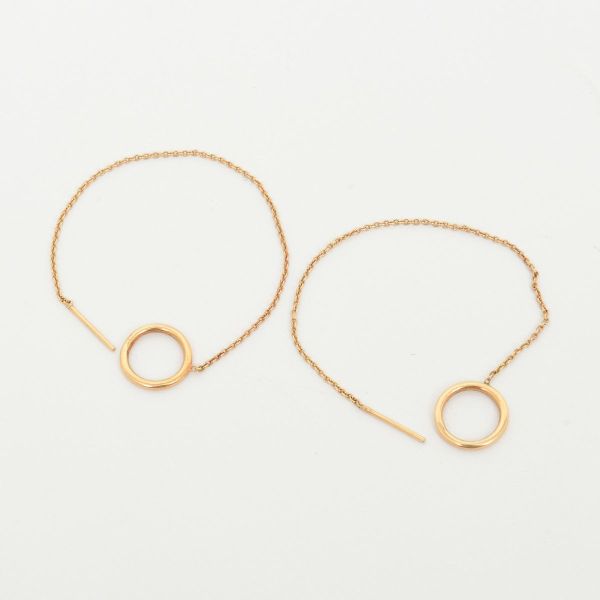 Par de brincos em ouro amarelo 18 k, modelo passador (Threader Earring), com corrente, finalizando com duas argolas de diâmetro 12 mm cada. Comprimento 12,4 cm. Peso 2,6 g.