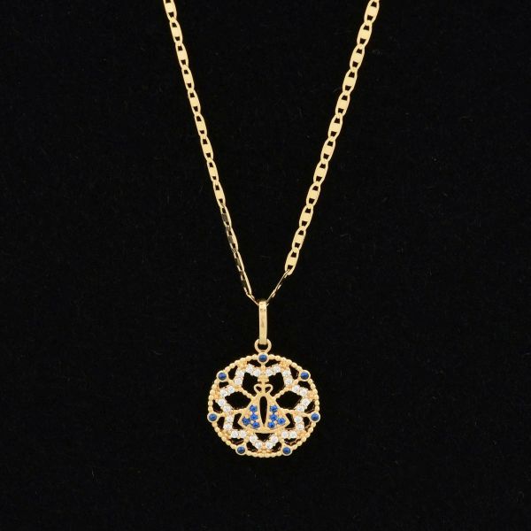 Colar em ouro amarelo 750, com pingente representando N. Sra. Aparecida, sendo a corrente com aprox 45,0 cm de comprimento e o pingente com 14 mm de diâmetro. Peso 2,6 g.