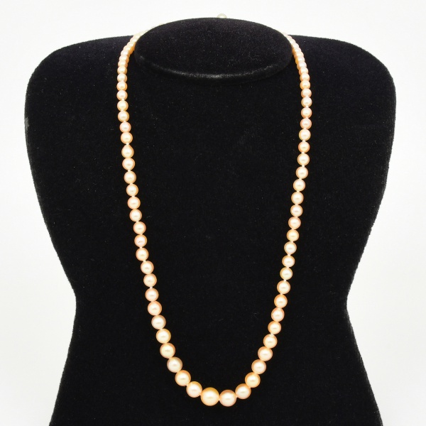 Colar de uma volta com pérolas de aproximadamente 4,0 a 8,0 mm. Comprimento 49,5 cm.Fecho em ouro amarelo 18 k com pérola central de aprox. 4,8 mm. Peso total 20,8 g.