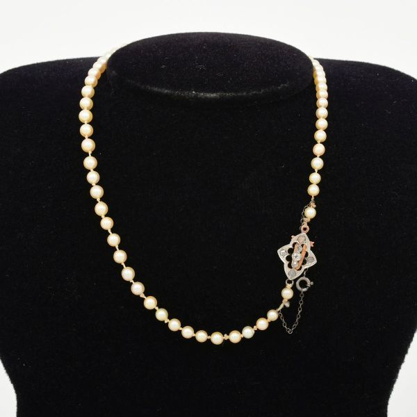 Colar de uma volta com pérolas de aproximadamente 4 a 7 mm, medindo 57,5 cm de comprimento. Fecho em ouro amarelo 18 k e platina com micro diamantes. Peso total 15,0 g.