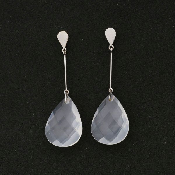 Par de brincos em ouro branco 18 k, finalizados com dois cristais de quartzo em formato de gota facetada, design corte briolette. Comprimento 5,5 cm. Peso total 10,0 g.