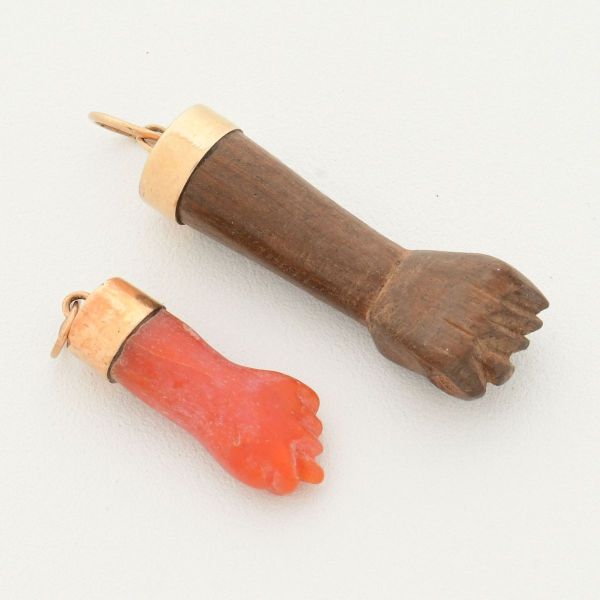 Jóia de Crioula - Duas figas com detalhes dourados, sendo uma em madeira (30 mm de comprimento) e uma provavelmente em coral (21 mm de comprimento). Peso total 2,0 g.
