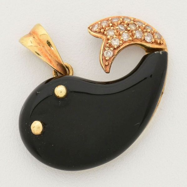 H Stern - Broche em ouro amarelo 18 k, em formato de baleia, corpo em ônix, cauda cravejada com pequenos diamantes.25 x 23 mm. Contrastado no verso.Peso total 5,0 g.