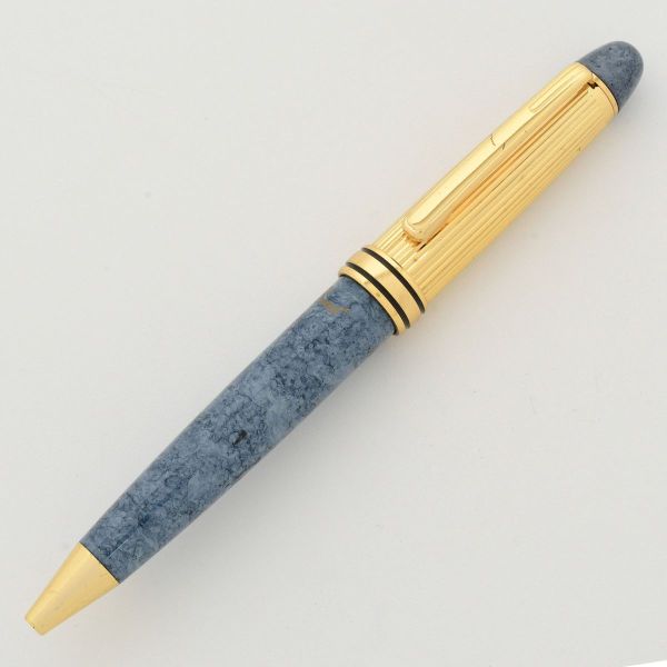 GALLANT - Caneta esferográfica com corpo em resina preciosa, com acabamento marmorizado em tons cinza e azul.Tampa e ponteira em metal dourado. (Ausência de carga).