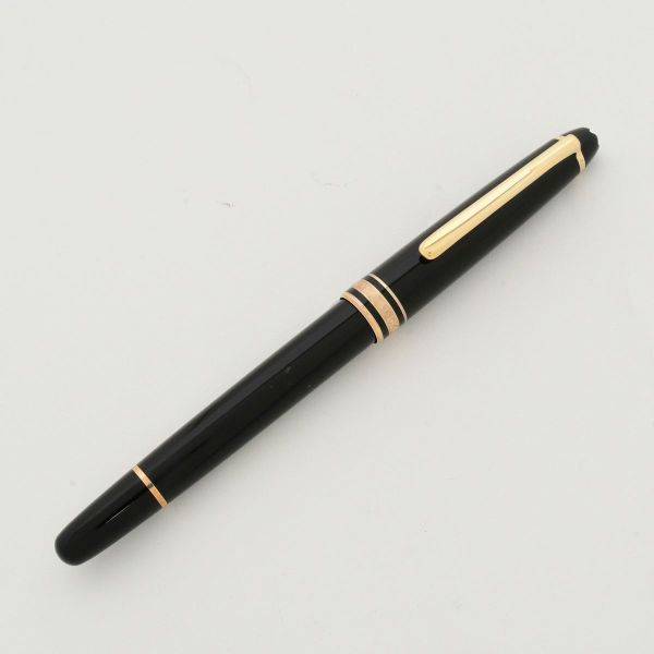 MONTBLANC MEISTERSTUCK - Caneta tinteiro, corpo em resina preciosa na cor preta. Clip e aneleiras douradas. (Necessita troca de carga). Acompanha caixa original.