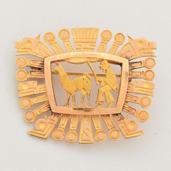 Broche em ouro amarelo 18 k, da arte folclórica peruana, tradicional dos Andes, com um homem conduzindo uma lhama. Medida 3,2 x 2,8 cm. Peso 5,7 g.
