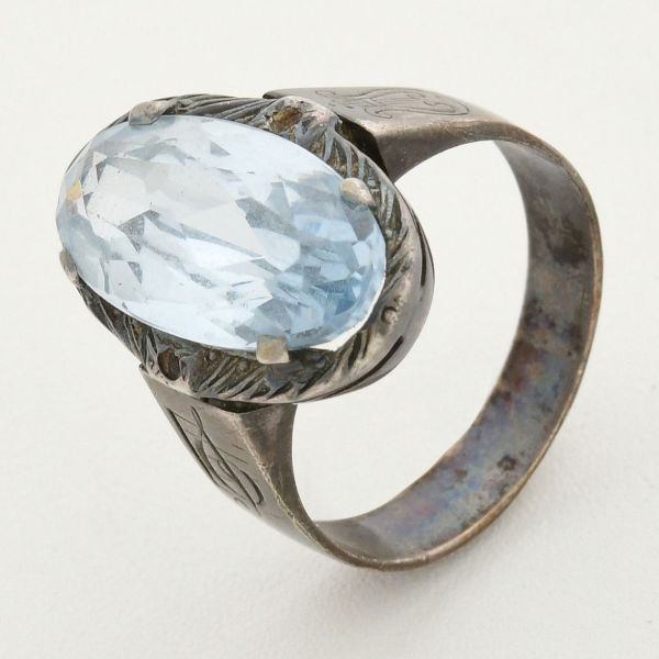 Anel em prata, cuja parte principal, apresenta um espinélio sintético, medindo 16 x 8 x 5 mm, com aproximadamente 5,0 ct. Aro 15. Peso total 4.7 g.