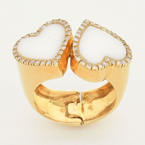 Anel em ouro amarelo 750, modelo articulado, estilo aberto "Toi e Moi", com dois corações circundados com mini diamantes. Aro 17. Peso total 8,2 g.