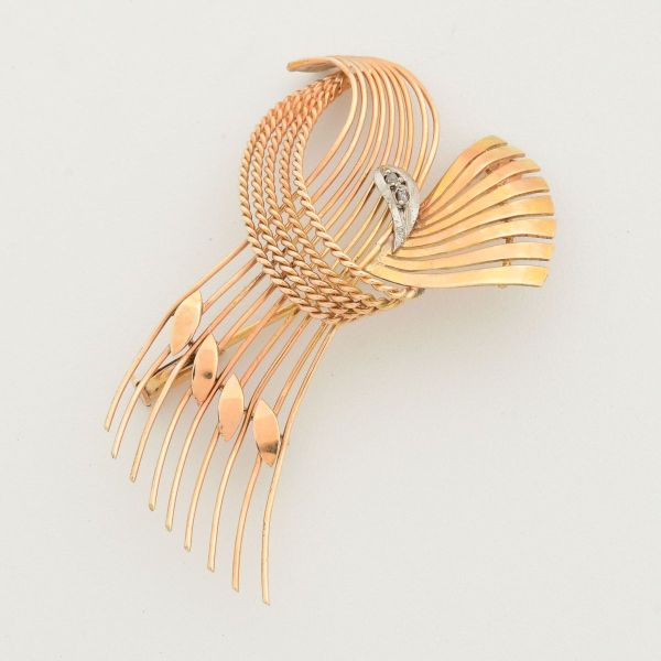 Broche vintage em ouro amarelo 18 k, apresentando elegante design em formato de feixe de ramos com folhas. Medida: 5,5 x 3,9 cm. Peso total 8,9 g.