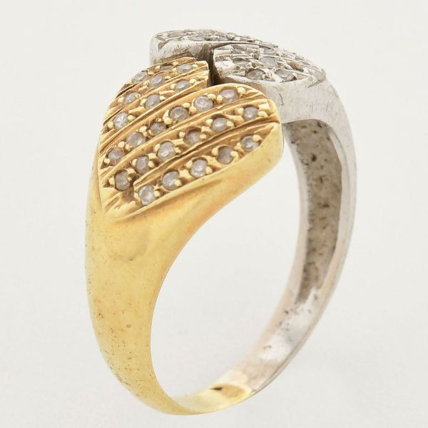 Anel em ouro amarelo 18 k e platina, tendo em sua parte principal, dois corações, cravejados com pequenos diamantes. Aro 17. Peso total 5,5 g.