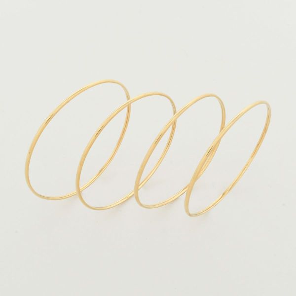 Conjunto contendo quatro pulseiras braceletes, de aro fino, em ouro amarelo 18 k, medindo aproximadamente 67, 64, 63 e 64 mm de diâmetro, contrastadas. Peso total 12,8 g.