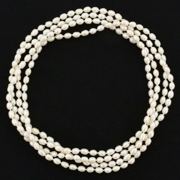 Colar de uma volta, com pérolas ovaladas com aproximadamente 165,0 cm de comprimento, podendo ser usado com duas voltas. Peso total 58,2 g.