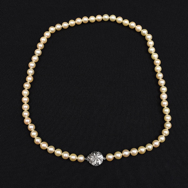 MASSON - Colar de uma volta com pérolas de aproximadamete 8,0 mm, medindo aprox 56,0 cm de comprimento. Fecho em platina, modelo floral.