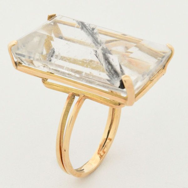 Anel em ouro aqmarelo 14 k, com pedra central de quartzo com turmalina, medindo 24 x 14 8,70 mm, com 20 ct. Aro 10/11. Peso total 7,0 g.