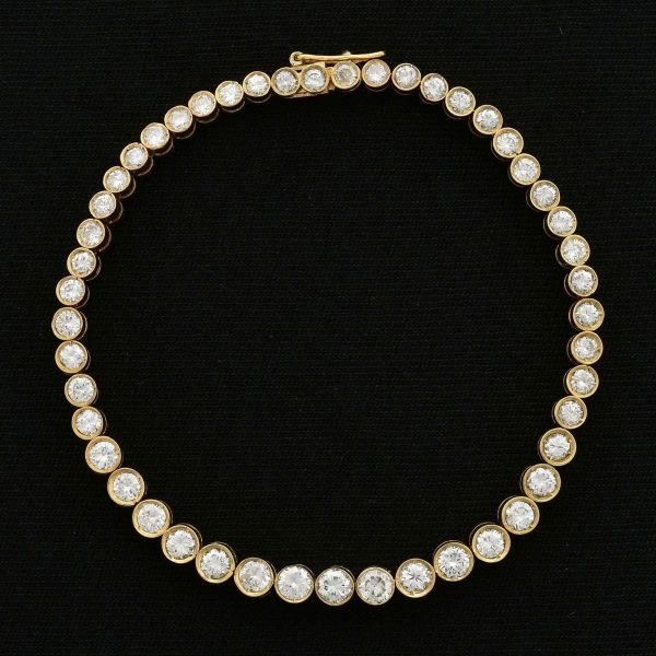 Pulseira Riviera em ouro amarelo 18 k, composta por 48 diamantes de aproximadamente 0,02 ct a 0,05 ct. Comprimento 18,0 cm. Peso 11,8 g.