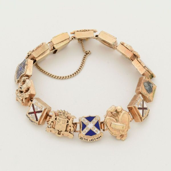Pulseira dourada, decorada com brasões diversos. Comprimento aprox 18,0 cm. Pega ladrão fechado, pino com defeito. Peso total 43,5 g.
