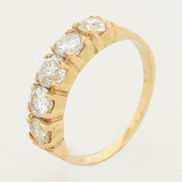 Meia aliança em ouro amarelo 750 com cinco diamantes de aproximadamente 0,20 ct cada, num total de 1,0 ct. Aro 18. Peso total 3,7 g.