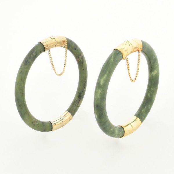 Duas pulseiras em jade verde marmorizado, com detalhes dourados, com diâmetro interno 61 mm. Peso total 79,0 g. (Uma com restauro).