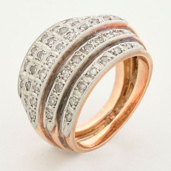 Anel em ouro amarelo 18 k, modelo 5 x 1, sendo a sua parte principal cravejada com pequenos diamantes. Aro 10/11. Peso total 9,3 g.