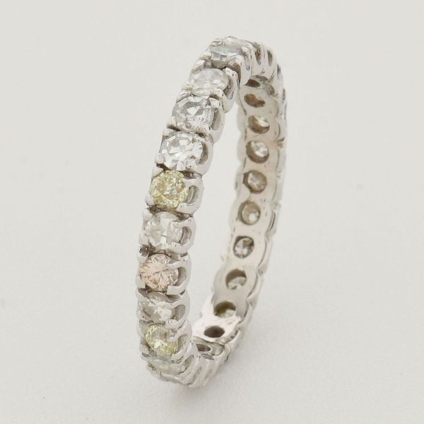 Aliança completa em ouro branco, cravejada com 25 diamantes de aprox 0,05 ct cada, num total de 1,25 ct. Aro 18. Peso total 3,0 g.