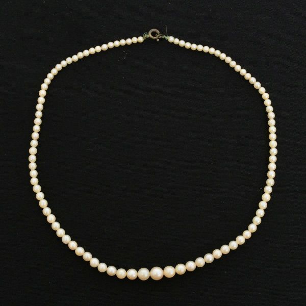 Colar de uma volta com pérolas de aproximadamente 3 a 8 mm. Fecho em metal dourado. Comprimento aprox. 45,0 cm. Peso total 13,7 g.