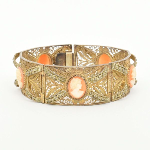 Pulseira vintage, decorada com cinco módulos de camafeus filigranados em prata dourada, medindo 17,0 x 2,2 cm. Peso total 33,5 g.
