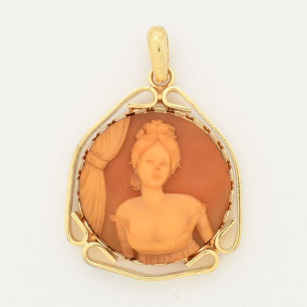 Pendente camafeu antigo, representando mulher de perfil frontal ao estilo art nouveau, com moldura dourada, medindo 40 x 57 mm.