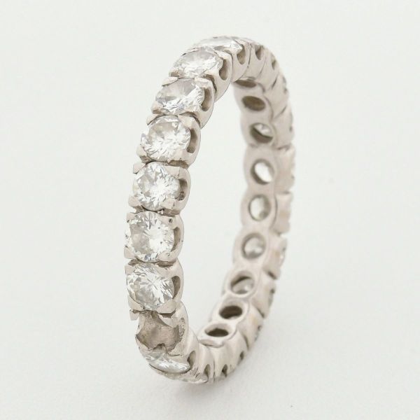 Aliança completa em platina, decorada com 21 diamantes, ausência de uma, de aproximadamente 0,10 ct cada. Aro 16. Peso total 3,9 g.