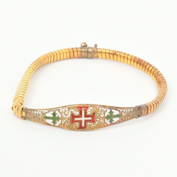 Pulseira em ouro amarelo 18 k, no estado, com parte principal em dpurado, brasonada em filigrana. Peso total 7,8 g.