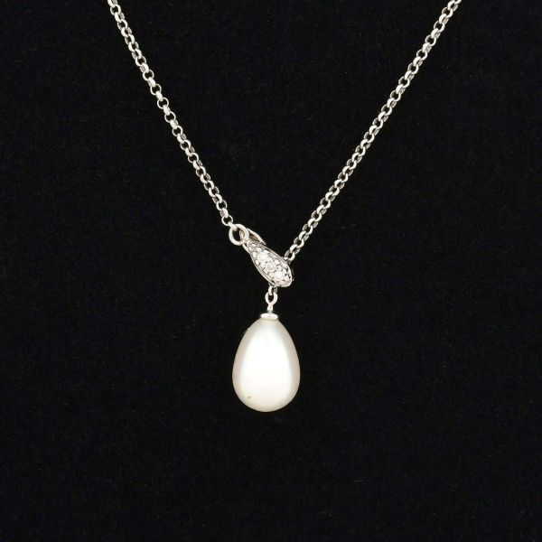 Colar em ouro branco com pingente pérola em formato de gota. Comprimento 40,0 cm. Perola 12 mm. Peso total 4,6 g.