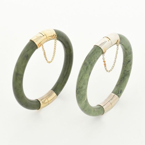 Duas pulseiras em jade verde marmorizado, com detalhes dourados, com diâmetro interno 61 mm. Peso total 79,0 g.
