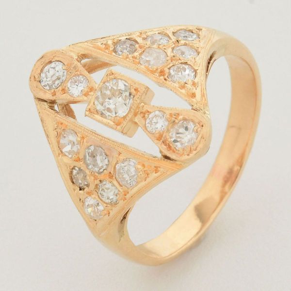 Anel em ouro amarelo 750 cravejado com dezessete diamantes em sua parte principal. Aro 17. Peso total 4,2 g.