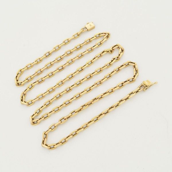 Corrente em ouro amarelo 750, modelo cadeado, medindo aproximadamente 70,0 cm de comprimento. Peso 13,3 g.