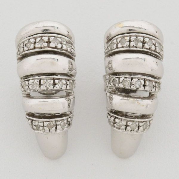 Par de brincos em ouro branco, cravejado com vinte e oito diamantes. Comprimento 20 mm. Peso total 6,3 g.