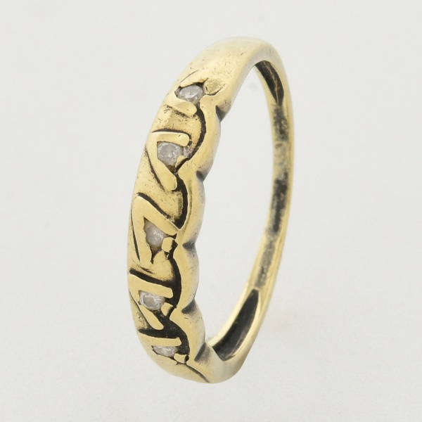 Anel em ouro amarelo 18 k, tendo em sua parte principal pequenos diamantes. Aro 16/17. Peso 2,3 g.
