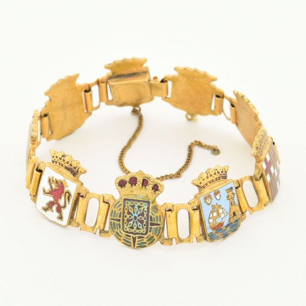 Pulseira dourada, decorada com brasões diversos. Comprimento 18,0 cm. Peso total 26,6 g.